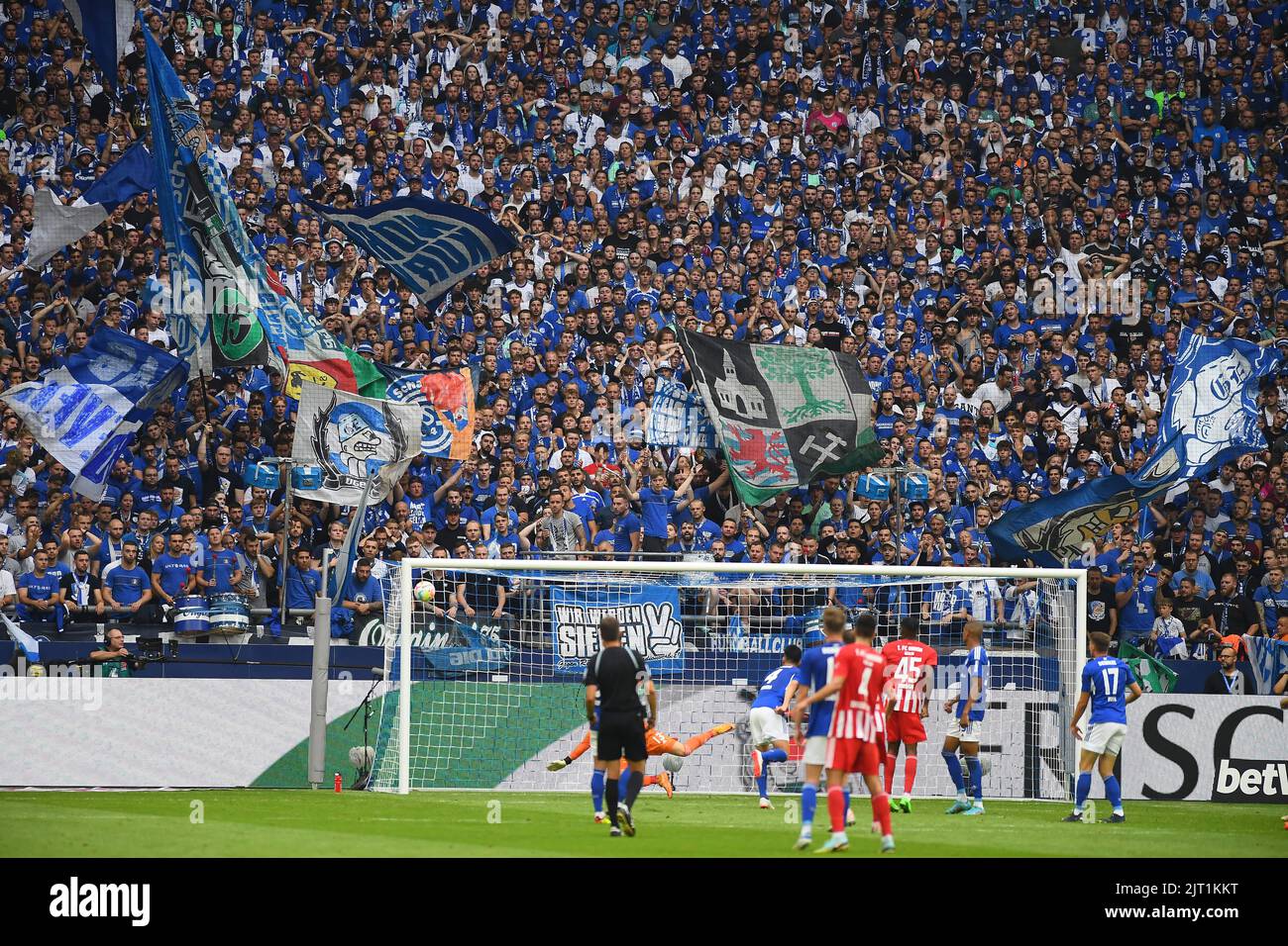 GELSENKIRCHEN, GERMANIA - 27 AGOSTO 2022: La partita di calcio della Bundesliga FC Schalke 04 contro Union Berlin Foto Stock