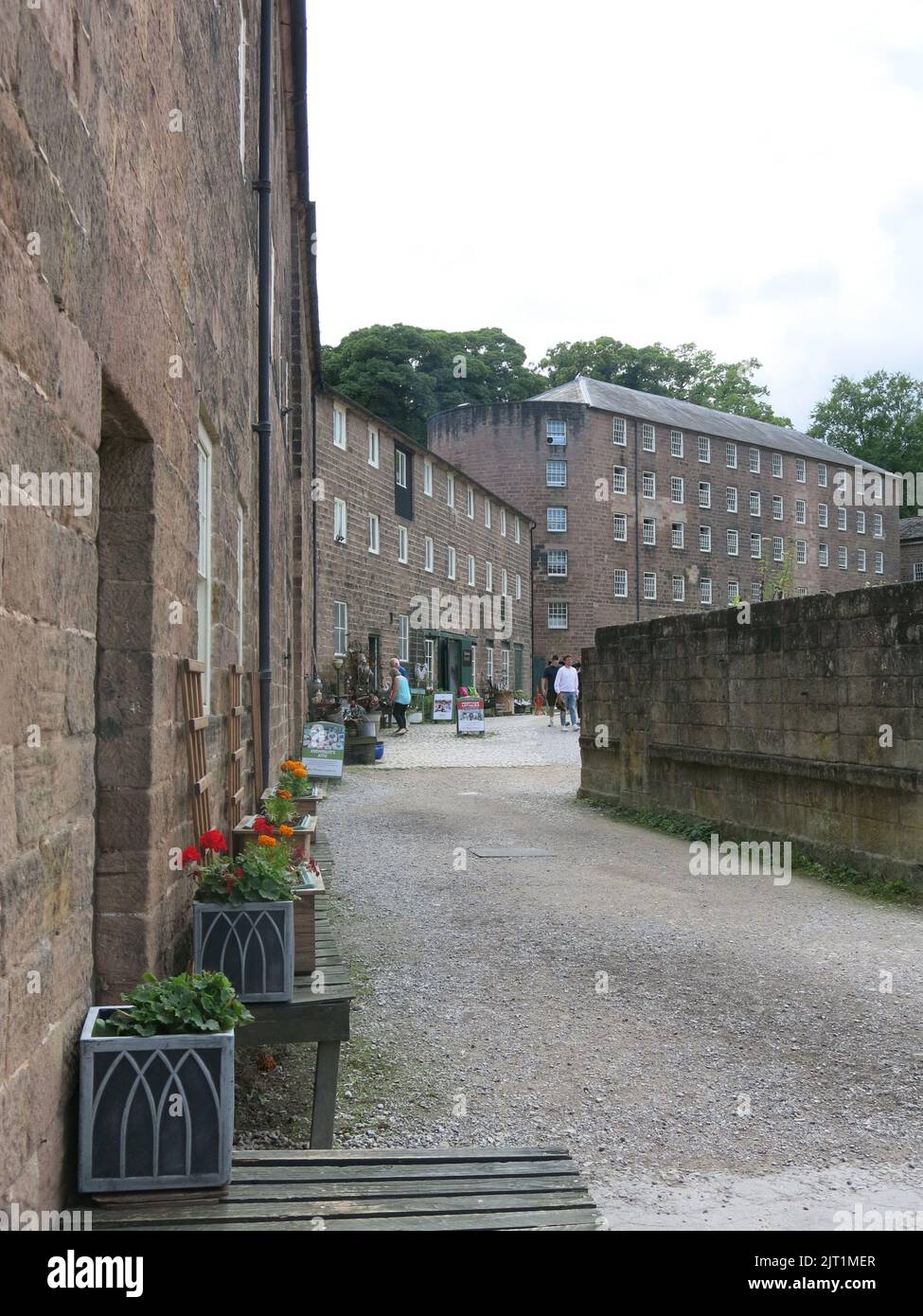 Il cortile di Cromford Mills nel Derbyshire, le origini della British Cotton Industry con il primo mulino ad acqua di filatura del cotone Arkwright. Foto Stock