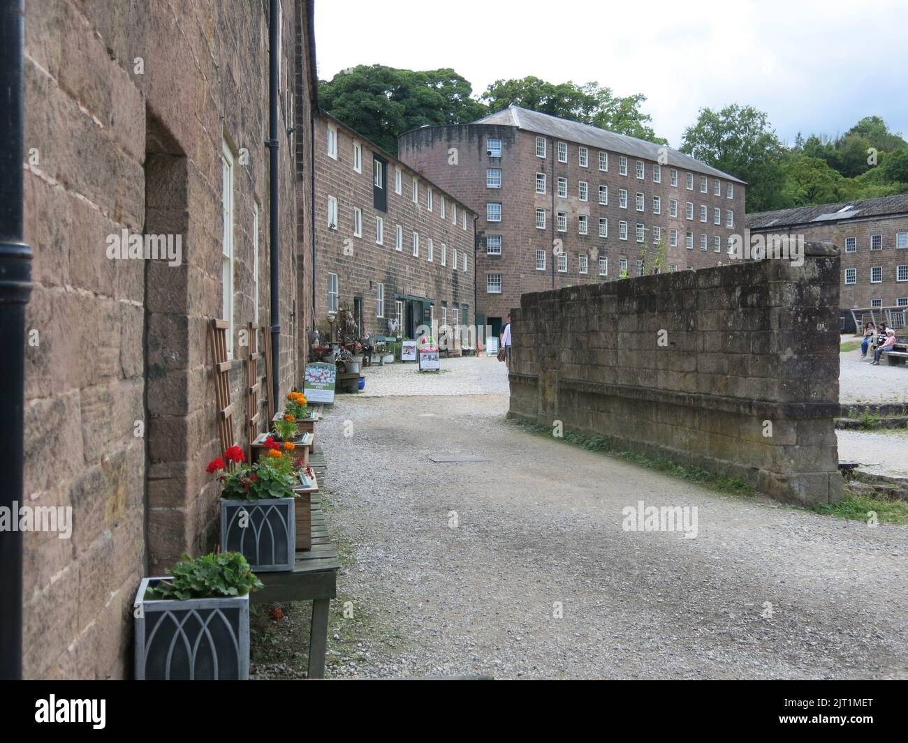 Il cortile di Cromford Mills nel Derbyshire, le origini della British Cotton Industry con il primo mulino ad acqua di filatura del cotone Arkwright. Foto Stock