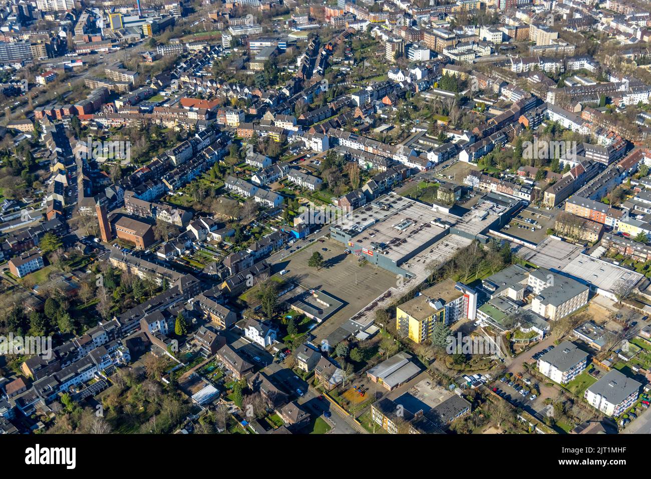 Veduta aerea, negozio di mobili XXXL Lutz, Abendfrieden Service GmbH Seniorensiedlung Dieckerstraße, chiesa cattolica di San Giovanni, Schlad, Oberhausen, Ru Foto Stock
