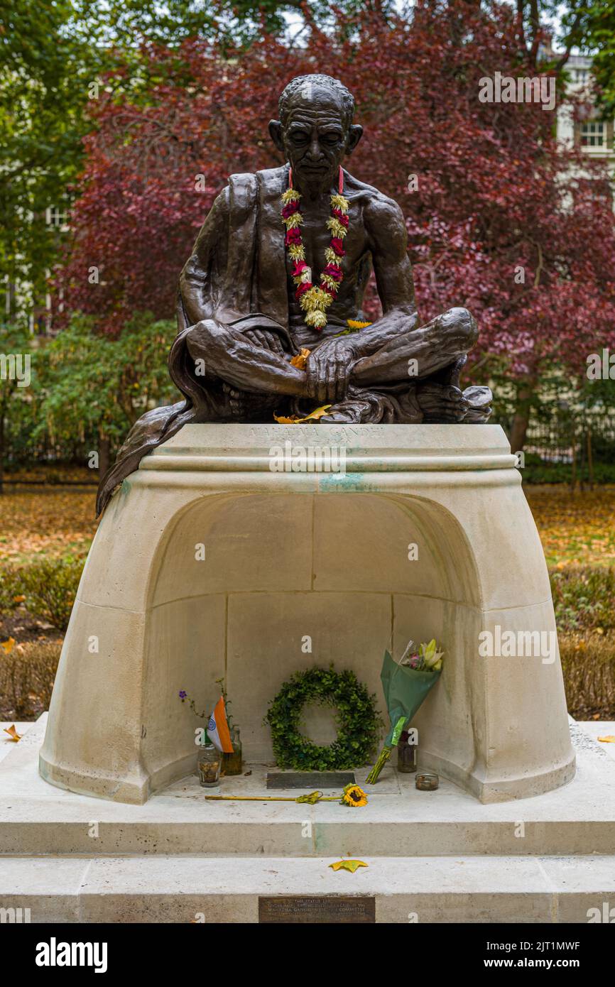Statua di Gandhi Londra - statua di Mahatma Gandhi in Tavistock Square Gardens Bloomsbury London. Scolpito da Fredda Brilliant e installato nel 1968 Foto Stock