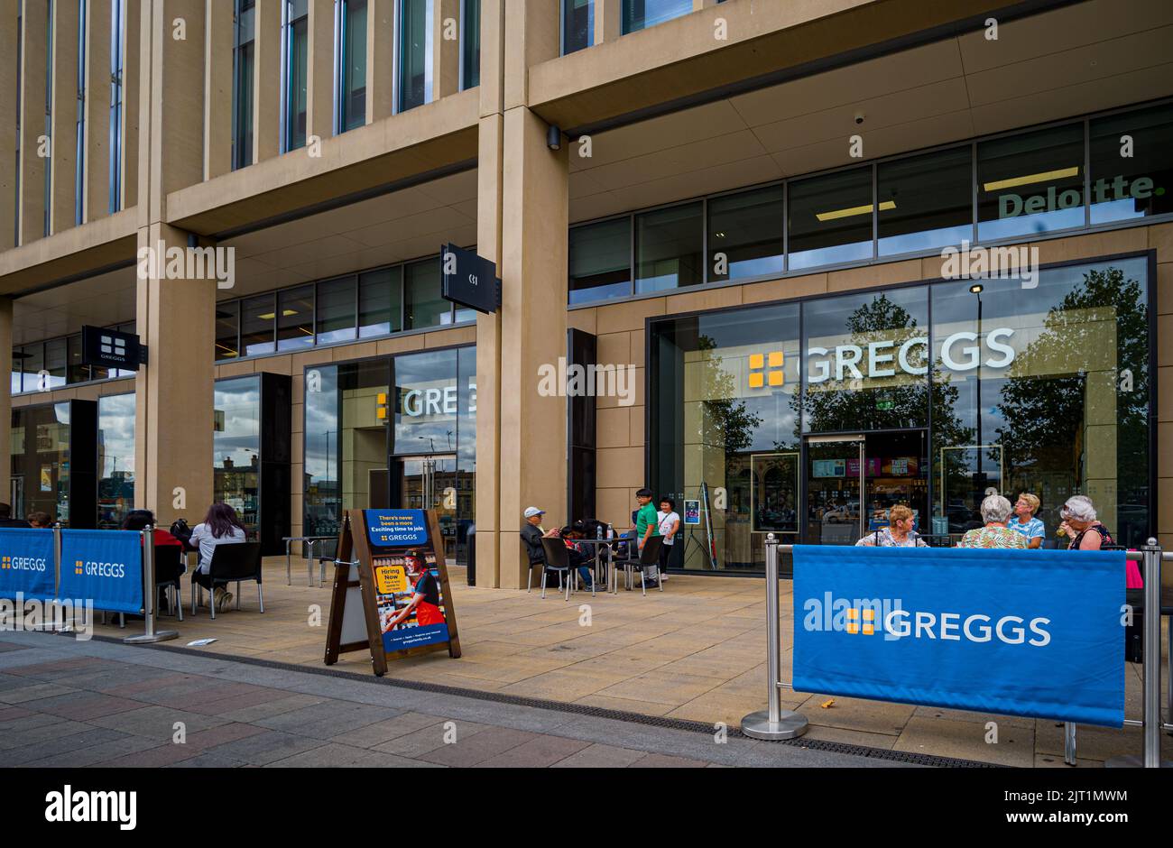 Greggs Bakery - Greggs Cafe and Food Store a Cambridge Station Square, Cambridge, Regno Unito. Foto Stock