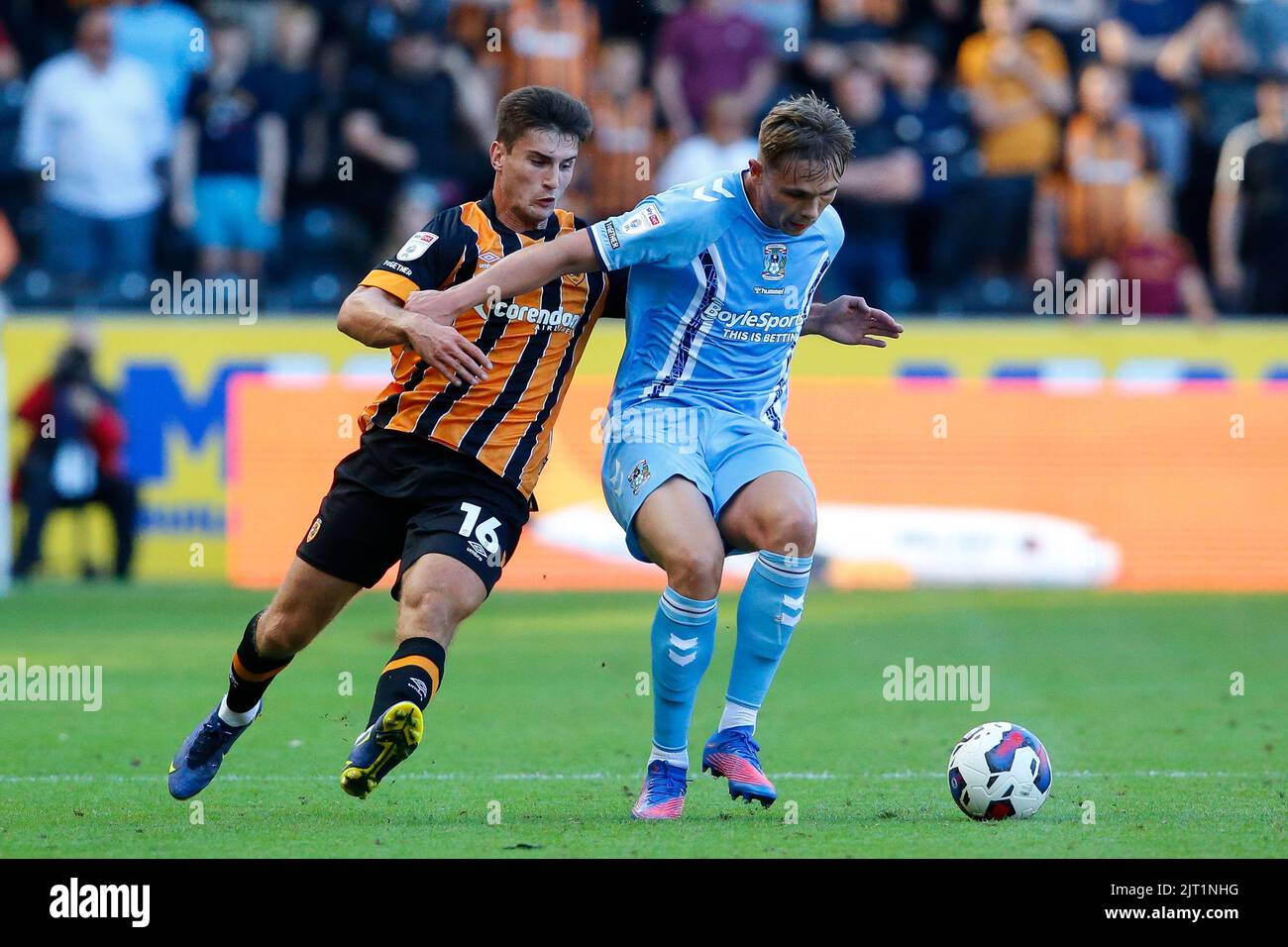 Ryan Longman #16 di Hull City e Callum Doyle #3 di Coventry City Foto Stock