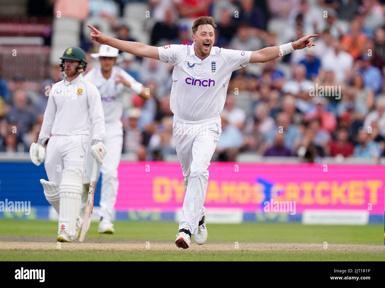 L'inglese Ollie Robinson celebra il lancio del picchetto di Anrich Nortje in Sudafrica durante il terzo giorno della seconda partita LV= Insurance Test presso Emirates Old Trafford, Manchester. Data immagine: Sabato 27 agosto 2022. Foto Stock