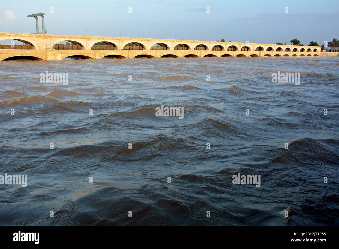 Il livello dell'acqua aumenta mentre l'acqua di alta qualità raggiunge a Sukkur Barrage nel fiume Indo a causa del pesante deflusso della stagione monsone, a Sukkur sabato 27 agosto 2022. Foto Stock