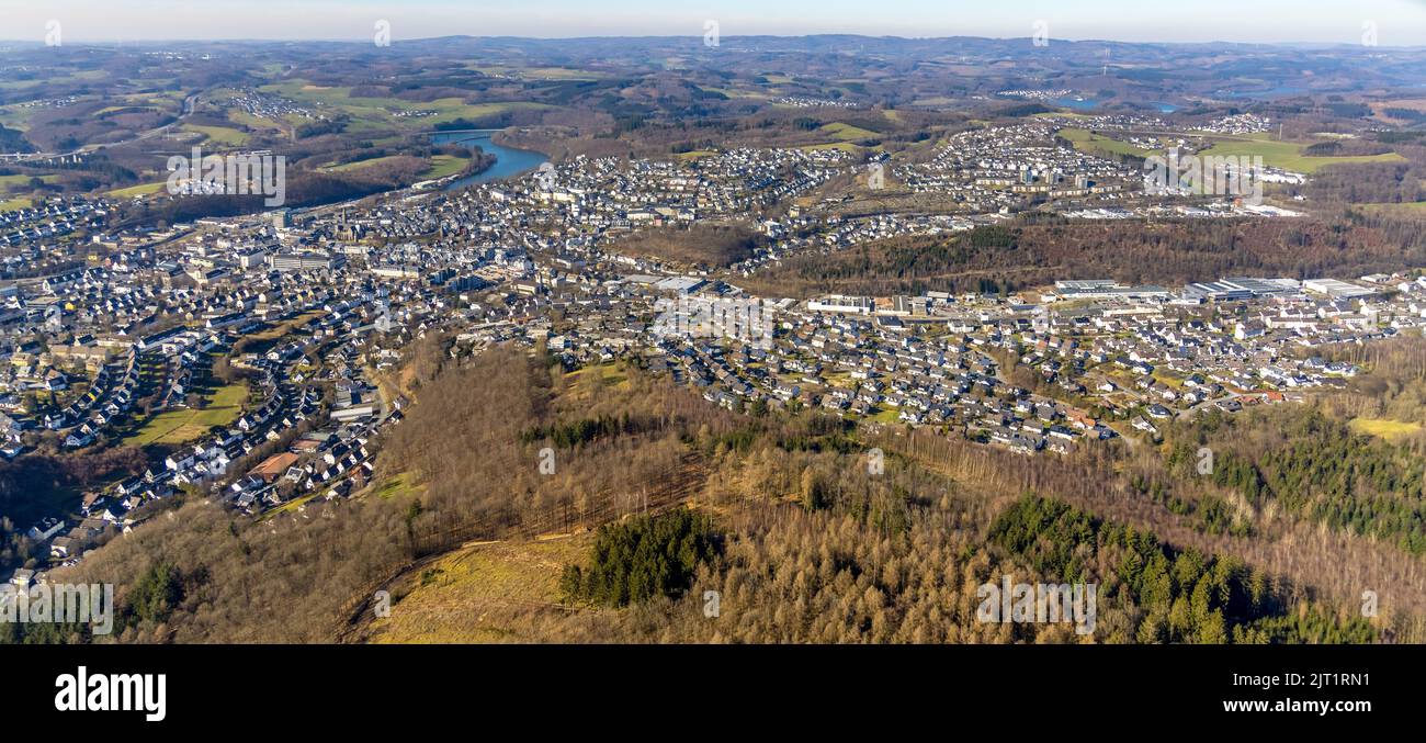 Vista aerea, vista panoramica della città con il municipio, St. Martinus-Hospital, St. Franziskus-Schule e la scuola elementare GGS am Hohenstein, Olpe città, Olpe, Foto Stock