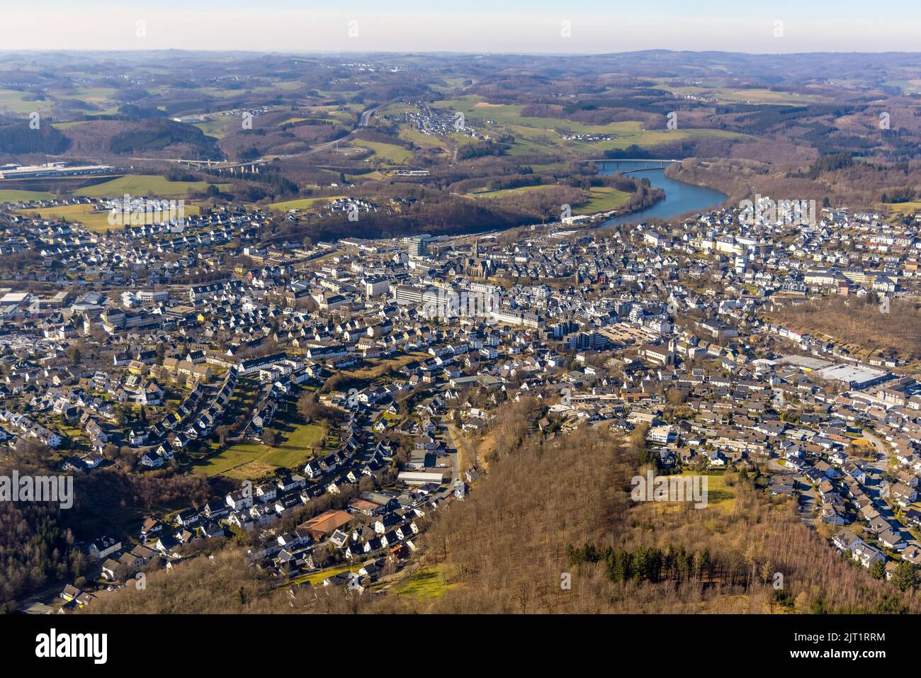 Vista aerea, vista sulla città con il municipio, St. Martinus-Hospital, St. Franziskus-Schule e la scuola elementare GGS am Hohenstein, città di Olpe, Olpe, Sauerlan Foto Stock