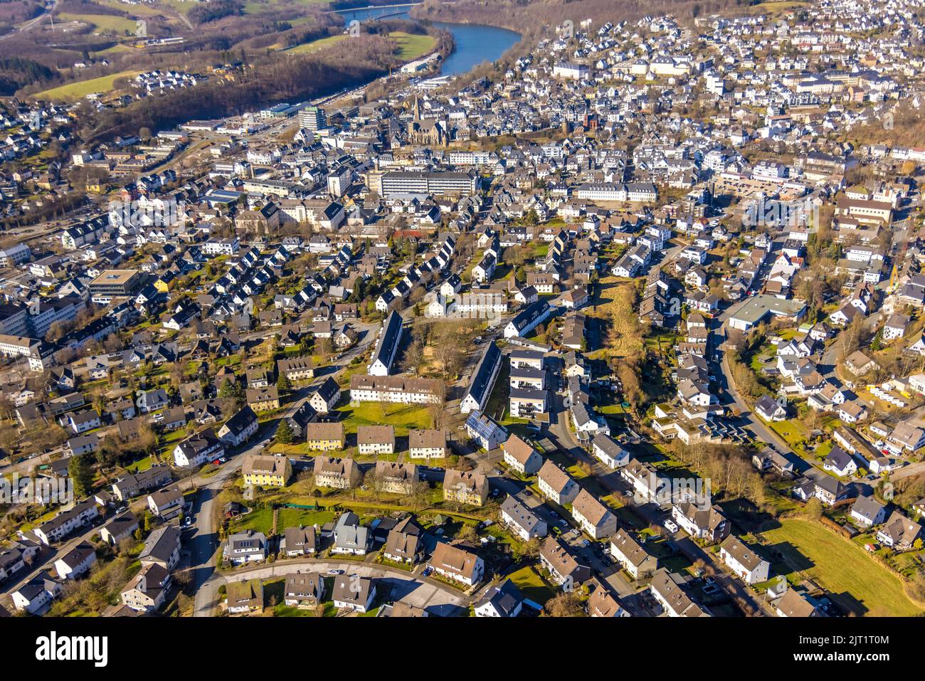 Vista aerea, vista sulla città con il municipio, St. Martinus-Hospital, St. Franziskus-Schule e la scuola elementare GGS am Hohenstein, città di Olpe, Olpe, Sauerlan Foto Stock