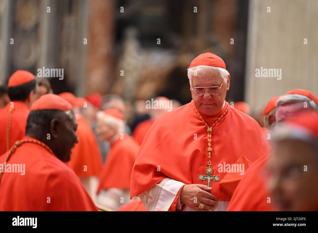 Vatikanstadt, Vaticano. 27th ago, 2022. Gerhard Ludwig il Cardinale Müller (r) si trova durante un concistoro nella Basilica di San Pietro. Papa Francesco ha nominato 20 nuovi cardinali in Vaticano. I tedeschi non sono tra loro. Credit: Johannes Neudecker/dpa/Alamy Live News Foto Stock