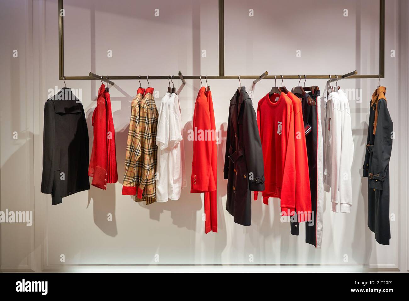 SINGAPORE - CIRCA GENNAIO 2020: Ripresa interna del negozio Burberry nel CENTRO commerciale ION Orchard di Singapore. Burberry è una casa di moda di lusso britannica Foto Stock