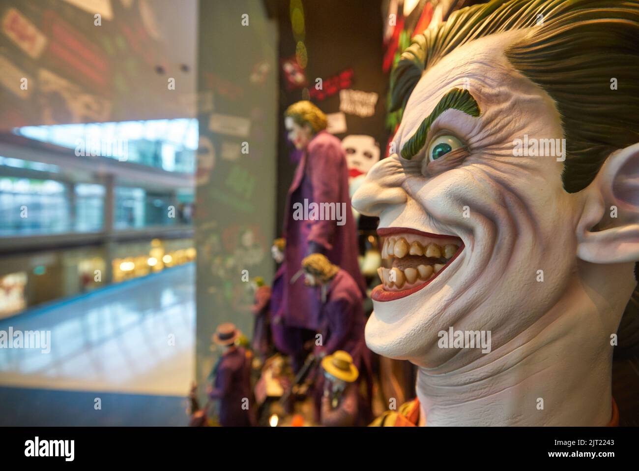 SINGAPORE - 20 GENNAIO 2020: Primo piano della scultura della testa a grandezza naturale Joker in mostra nel Super Heroes Cafe della DC Comics presso lo Shoppes di Marina Bay S. Foto Stock