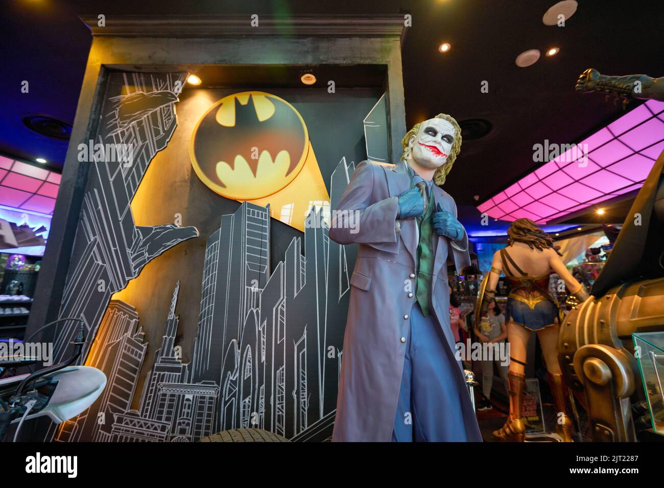 SINGAPORE - 20 GENNAIO 2020: Statua di Joker a grandezza naturale in mostra al DC Comics Super Heroes Cafe presso lo Shoppes a Marina Bay Sands a Singapore. Foto Stock