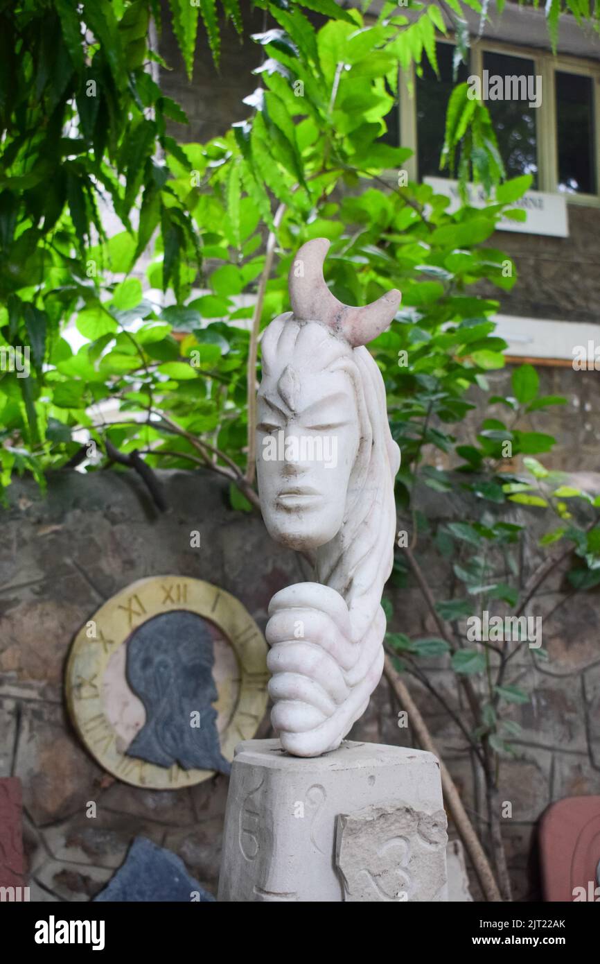 Isolato Capo scultore in un giardino. Foto Stock