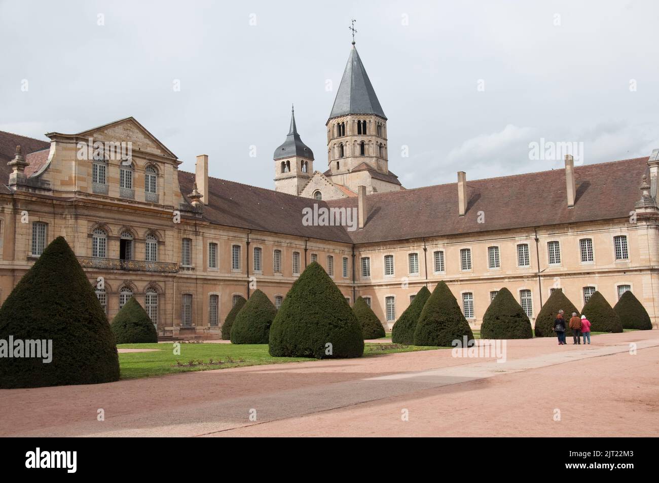 Campanile e resti di Cluny Abbey con Chiostro moderno (ora Scuola di Ingegneria), Cluny, Borgogna, Francia. Foto Stock