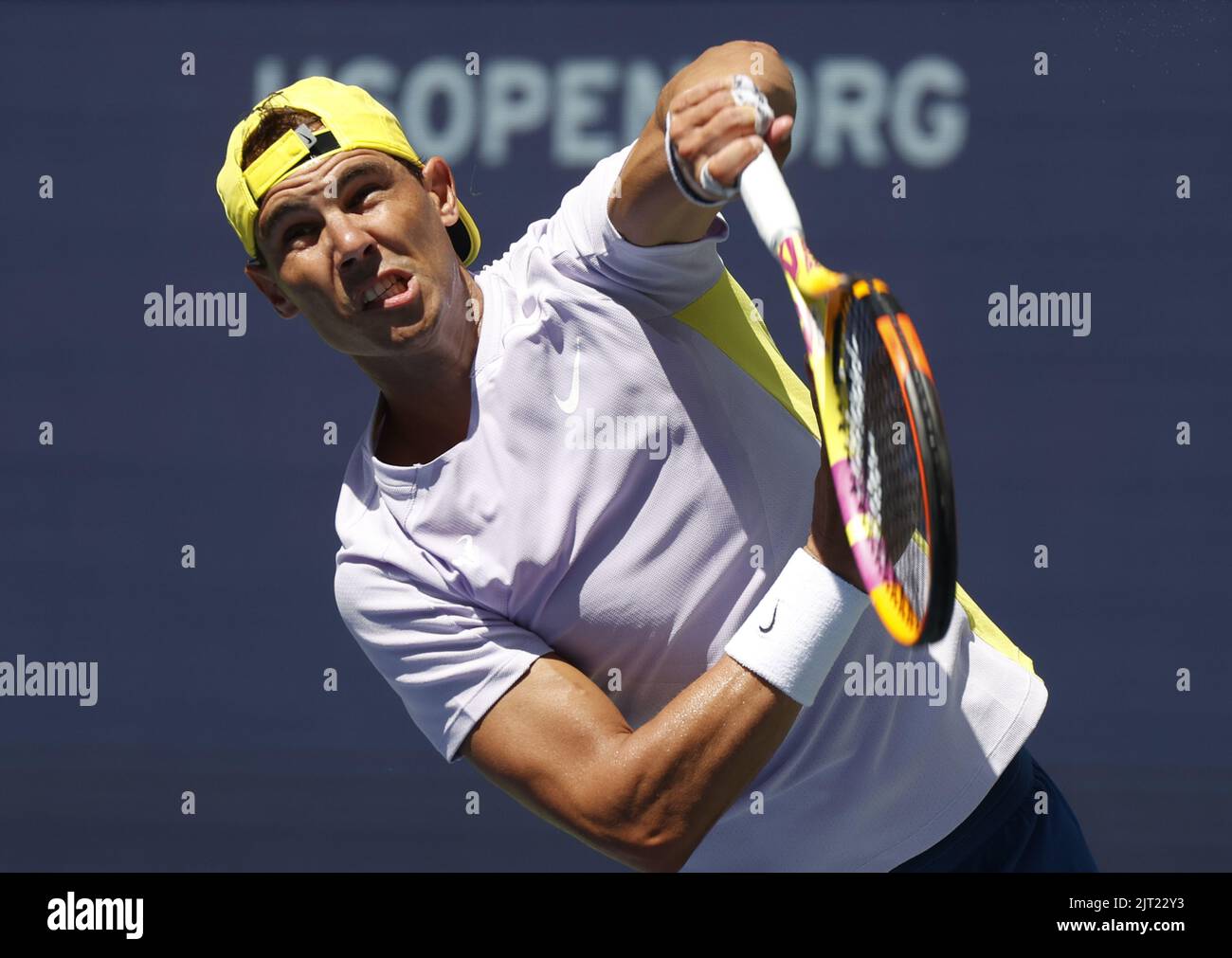 Flushing Meadow, Stati Uniti. 27th ago, 2022. Rafael Nadal di Spagna pratica in Arthur Ashe Stadium al US Open Tennis Championships 2022 presso l'USTA Billie Jean King National Tennis Center sabato 27 agosto 2022 a New York City. Foto di John Angelillo/UPI Credit: UPI/Alamy Live News Foto Stock