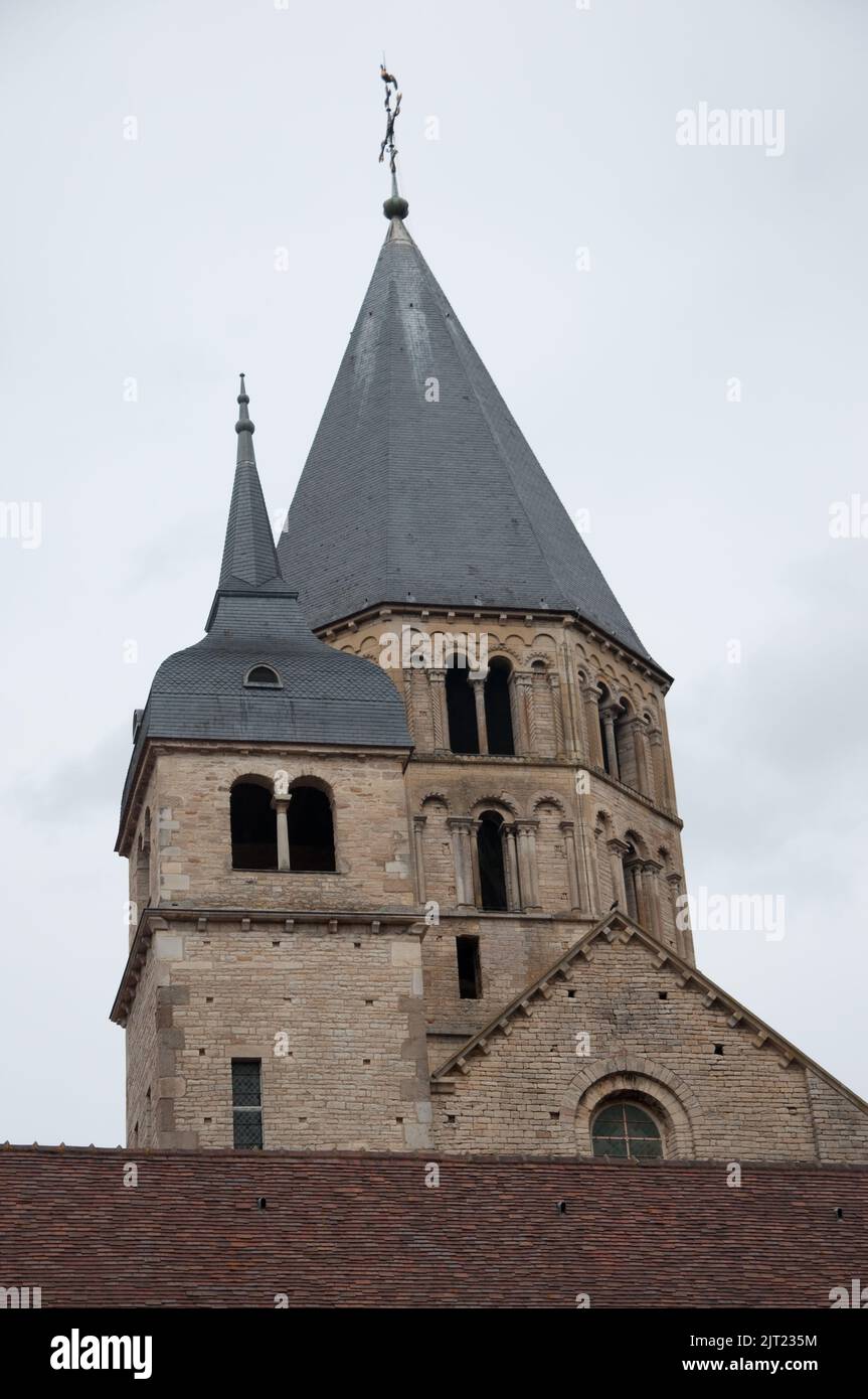 Campanile e resti di Cluny Abbey con Chiostro moderno (ora Scuola di Ingegneria), Cluny, Borgogna, Francia. Foto Stock