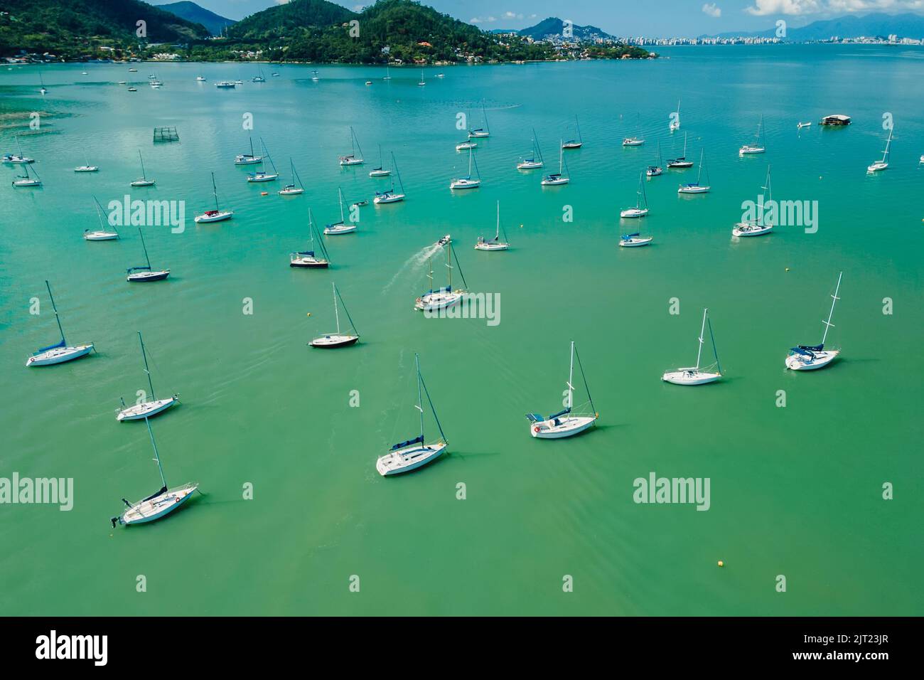 Barche a vela in oceano. Vista aerea, vista dall'alto Foto Stock