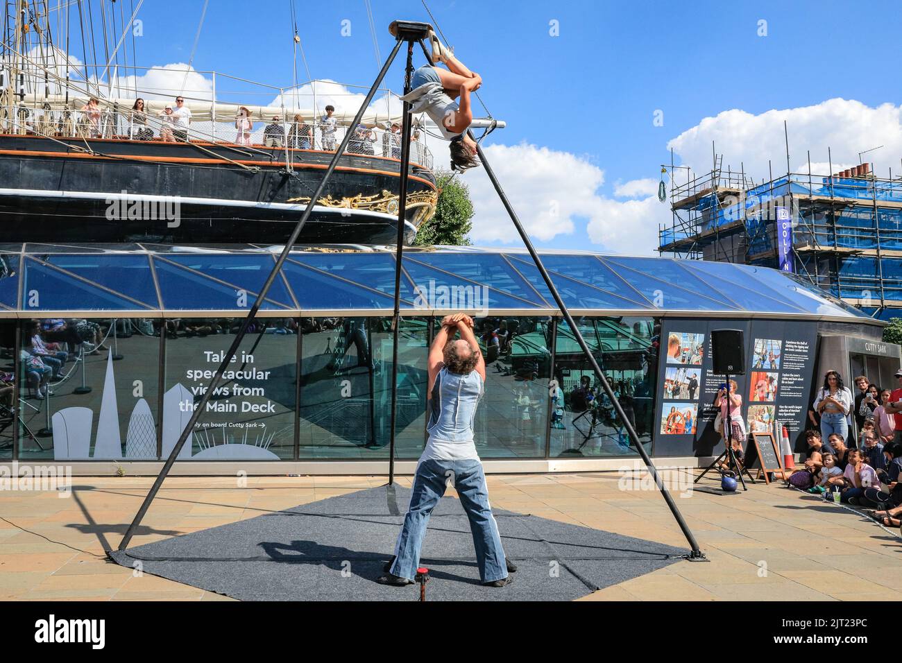 Londra, Regno Unito. 27th ago, 2022. Sisyphus si esibirà sullo spettacolare palcoscenico all'aperto di fronte al Cutty Sark al Greenwich and Docklands International Festival. Tre incredibili artisti del circo uniscono le loro abilità nel volare, acrobazie partner e cinghie per celebrare la pura gioia di avere un go, affascinando il loro pubblico oggi in bel sole. Credit: Imageplotter/Alamy Live News Foto Stock