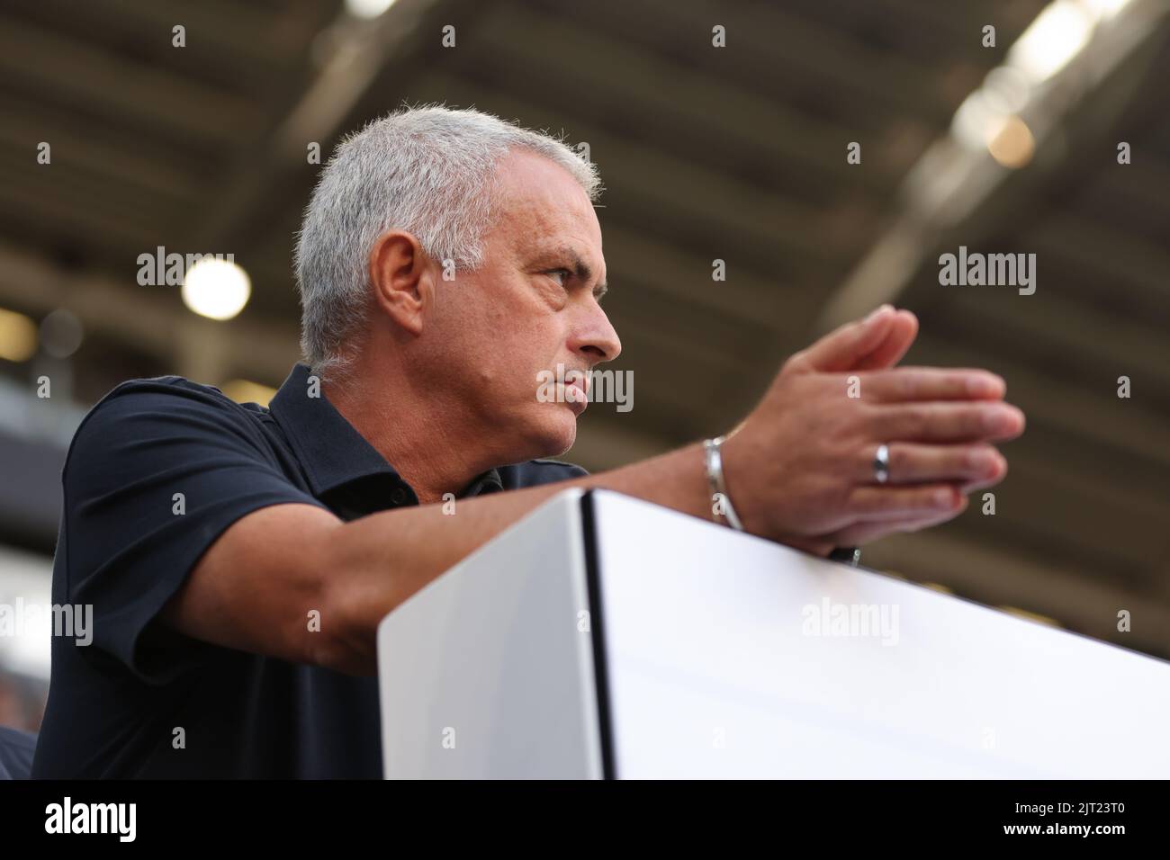 Torino, 27th agosto 2022. Jose Mourinho Capo allenatore di AS Roma guarda prima della serie A partita allo stadio Allianz di Torino. L'immagine di credito dovrebbe essere: Jonathan Moskrop / Sportimage Foto Stock