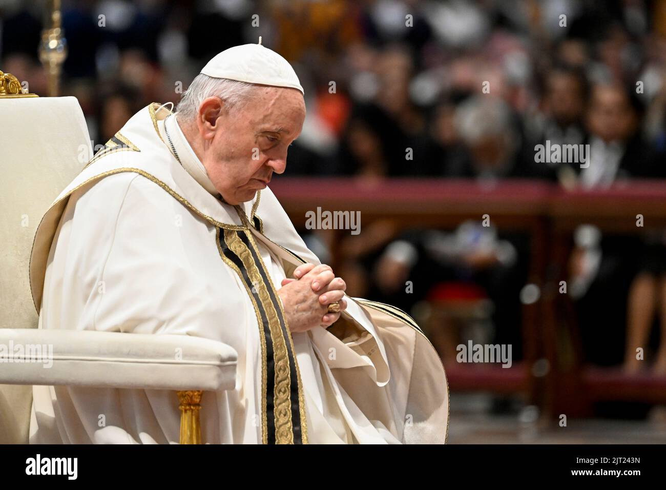 Vaticano, Vaticano. 27th giugno, 2022. Italia, Roma, Vaticano, 2022/08/27 Papa Francesco prega durante un concistoro per creare 20 nuovi cardinali nella Basilica di San Pietro in Vaticano. Foto di Vatican Mediia/Catholic Press Foto. LIMITATO ALL'USO EDITORIALE - NESSUN MARKETING - NESSUNA CAMPAGNA PUBBLICITARIA. Credit: Independent Photo Agency/Alamy Live News Foto Stock