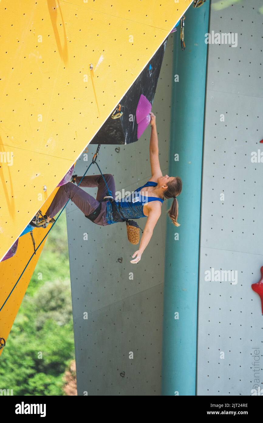 Una giovane atleta ucraino si avvicina al tracciato sul muro italiano di Arko sulla competizione di Coppa Europa Foto Stock