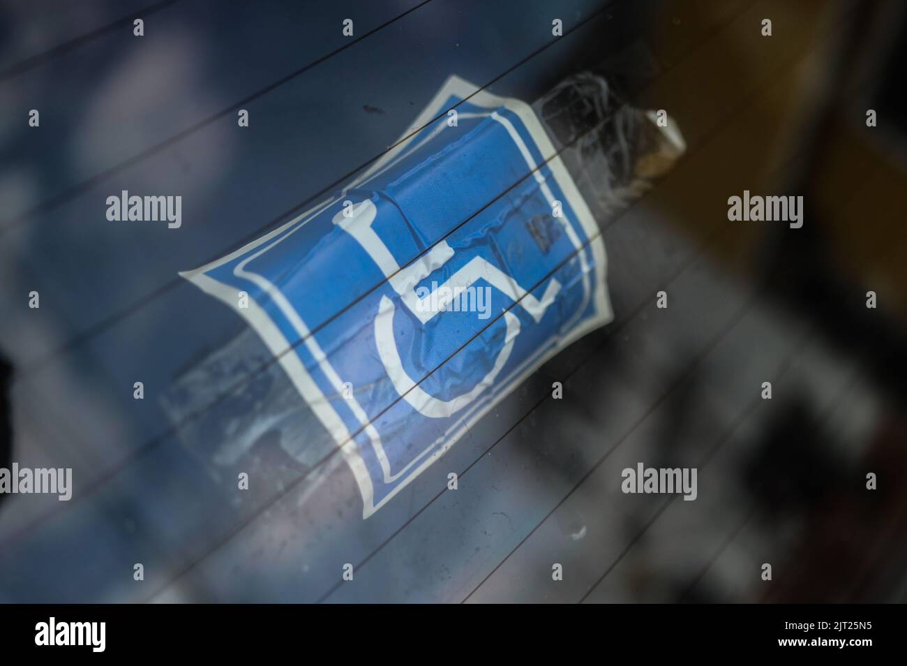 Il simbolo internazionale di accesso (ISA), conosciuto anche come il simbolo (internazionale) della sedia a rotelle sul finestrino dell'automobile a Cali, Colombia Foto Stock