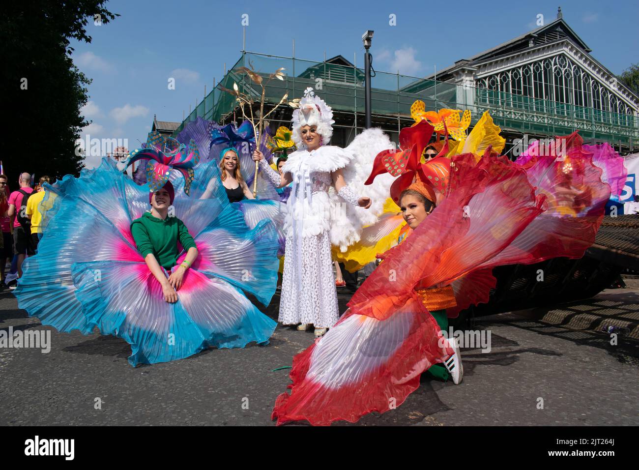 Sfilata del Manchester Pride. Gruppo di partecipanti a constumes floreali. Marcia tematica per la Pace. Foto Stock