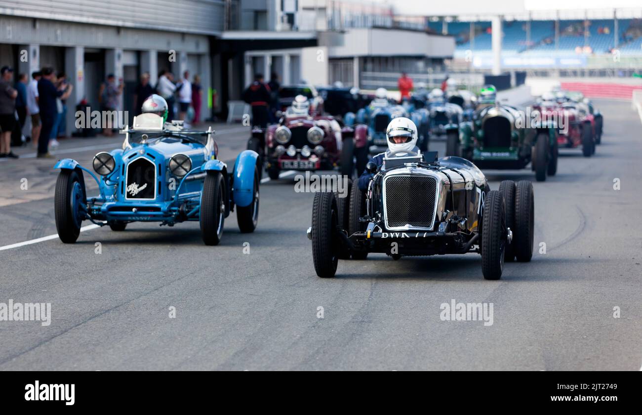 I concorrenti che si fanno strada in pista per la partenza della MRL Pre-War Sports Car 'BRDC 500' Race, al Silverstone Classic 2022 Foto Stock