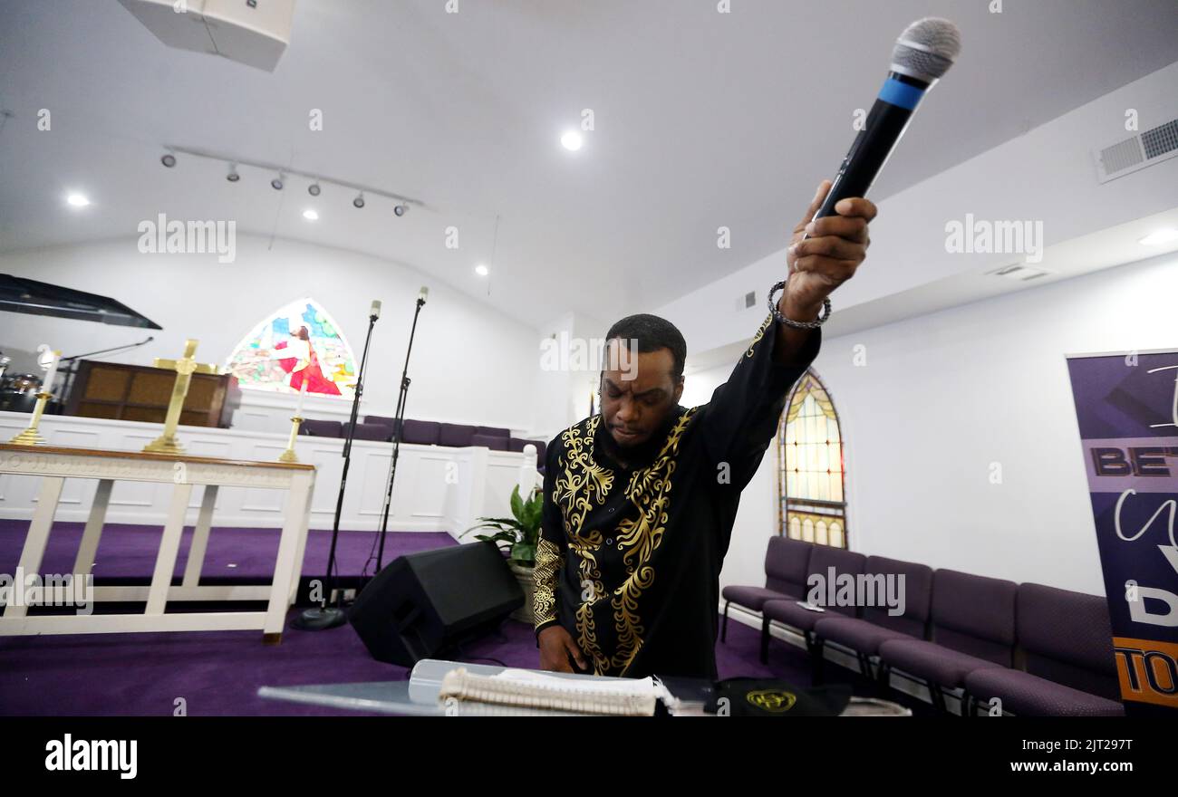 Raleigh, Carolina del Nord, Stati Uniti. 27th ago, 2022. Ministro E.P. SAMUELLE CLARK parla durante un raduno di giustizia a livello statale alla Grace A.M.E. Chiesa di Sion a Raleigh, NC. Il rally fa parte di una mobilitazione di sostenitori per viaggiare in Kentucky, chiedendo l'arresto di Carolyn Bryant Donham in relazione alla morte di Emmettt Till. Donham, precedentemente nota come la signora Roy Bryant accusò Emmettt di 14 anni fino a di fischiare a lei, portando al suo rapimento e omicidio nel 1955. (Credit Image: © Bob Karp/ZUMA Press Wire) Foto Stock