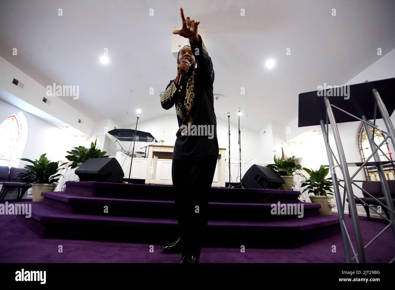 Raleigh, Carolina del Nord, Stati Uniti. 27th ago, 2022. Ministro E.P. SAMUELLE CLARK parla durante un raduno di giustizia a livello statale alla Grace A.M.E. Chiesa di Sion a Raleigh, NC. Il rally fa parte di una mobilitazione di sostenitori per viaggiare in Kentucky, chiedendo l'arresto di Carolyn Bryant Donham in relazione alla morte di Emmettt Till. Donham, precedentemente nota come la signora Roy Bryant accusò Emmettt di 14 anni fino a di fischiare a lei, portando al suo rapimento e omicidio nel 1955. (Credit Image: © Bob Karp/ZUMA Press Wire) Foto Stock