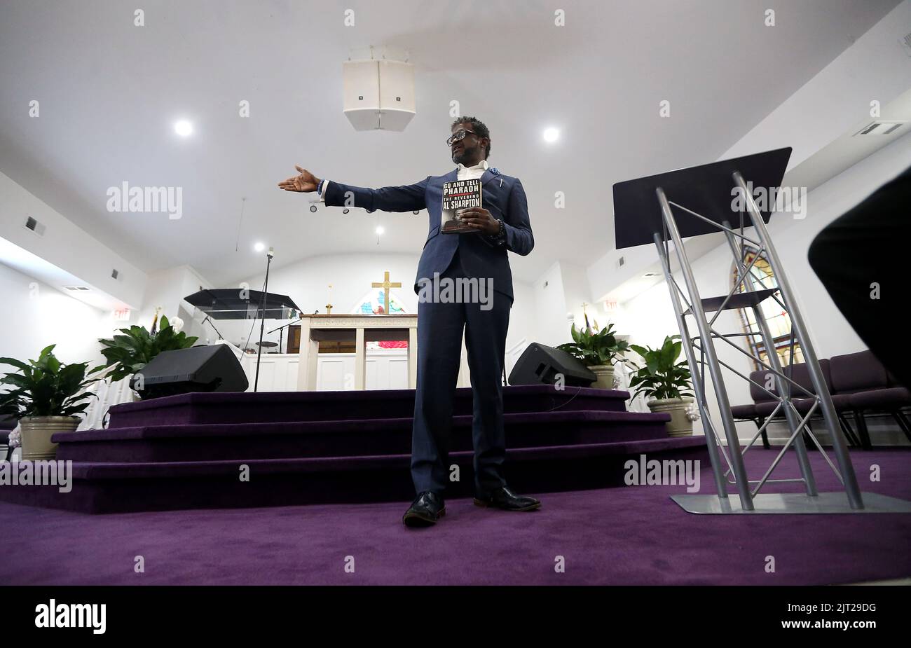 Raleigh, Carolina del Nord, Stati Uniti. 27th ago, 2022. L'attivista nazionale JOHN C. BARNett parla durante un raduno di giustizia a livello statale alla Grace A.M.E. Chiesa di Sion a Raleigh, NC. Il rally fa parte di una mobilitazione di sostenitori per viaggiare in Kentucky, chiedendo l'arresto di Carolyn Bryant Donham in relazione alla morte di Emmettt Till. Donham, precedentemente nota come la signora Roy Bryant accusò Emmettt di 14 anni fino a di fischiare a lei, portando al suo rapimento e omicidio nel 1955. (Credit Image: © Bob Karp/ZUMA Press Wire) Foto Stock