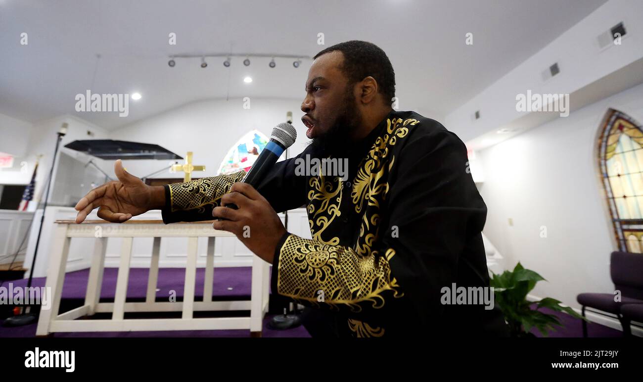 Raleigh, Carolina del Nord, Stati Uniti. 27th ago, 2022. Ministro E.P. SAMUELLE CLARK parla durante un raduno di giustizia a livello statale alla Grace A.M.E. Chiesa di Sion a Raleigh, NC. Il rally fa parte di una mobilitazione di sostenitori per viaggiare in Kentucky, chiedendo l'arresto di Carolyn Bryant Donham in relazione alla morte di Emmettt Till. Donham, precedentemente nota come la signora Roy Bryant accusò Emmettt di 14 anni fino a di fischiare a lei, portando al suo rapimento e omicidio nel 1955. (Credit Image: © Bob Karp/ZUMA Press Wire) Foto Stock