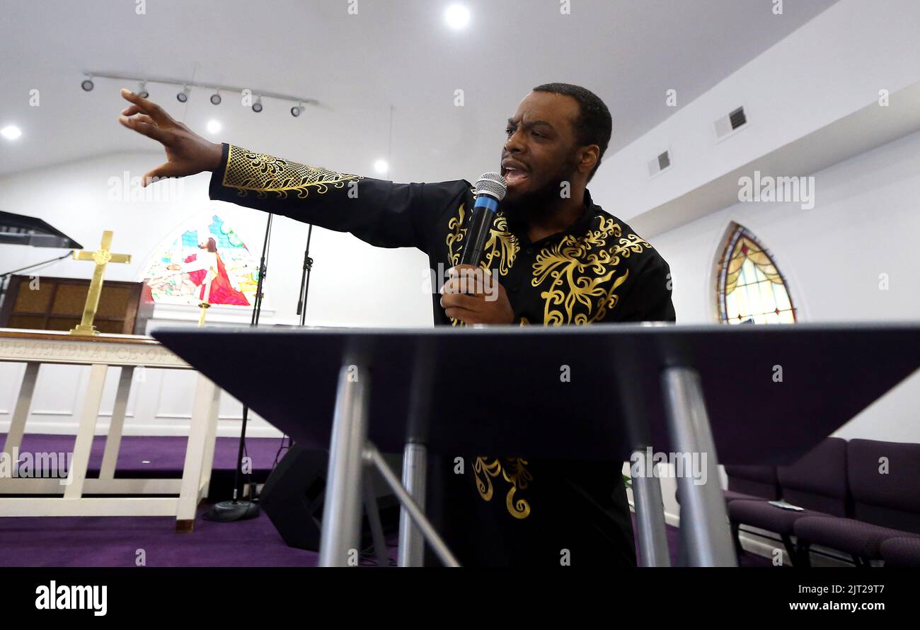 Raleigh, Carolina del Nord, Stati Uniti. 27th ago, 2022. Ministro E.P. SAMUELLE CLARK parla durante un raduno di giustizia a livello statale alla Grace A.M.E. Chiesa di Sion a Raleigh, NC. Il rally fa parte di una mobilitazione di sostenitori per viaggiare in Kentucky, chiedendo l'arresto di Carolyn Bryant Donham in relazione alla morte di Emmettt Till. Donham, precedentemente nota come la signora Roy Bryant accusò Emmettt di 14 anni fino a di fischiare a lei, portando al suo rapimento e omicidio nel 1955. (Credit Image: © Bob Karp/ZUMA Press Wire) Foto Stock