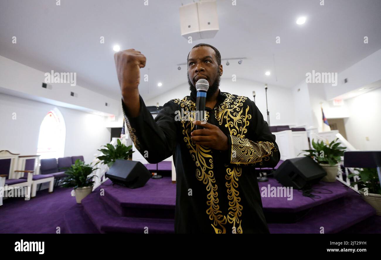Raleigh, Carolina del Nord, Stati Uniti. 27th ago, 2022. Ministro E.P. SAMUELLE CLARK parla durante un raduno di giustizia a livello statale alla Grace A.M.E. Chiesa di Sion a Raleigh, NC. Il rally fa parte di una mobilitazione di sostenitori per viaggiare in Kentucky, chiedendo l'arresto di Carolyn Bryant Donham in relazione alla morte di Emmettt Till. Donham, precedentemente nota come la signora Roy Bryant accusò Emmettt di 14 anni fino a di fischiare a lei, portando al suo rapimento e omicidio nel 1955. (Credit Image: © Bob Karp/ZUMA Press Wire) Foto Stock