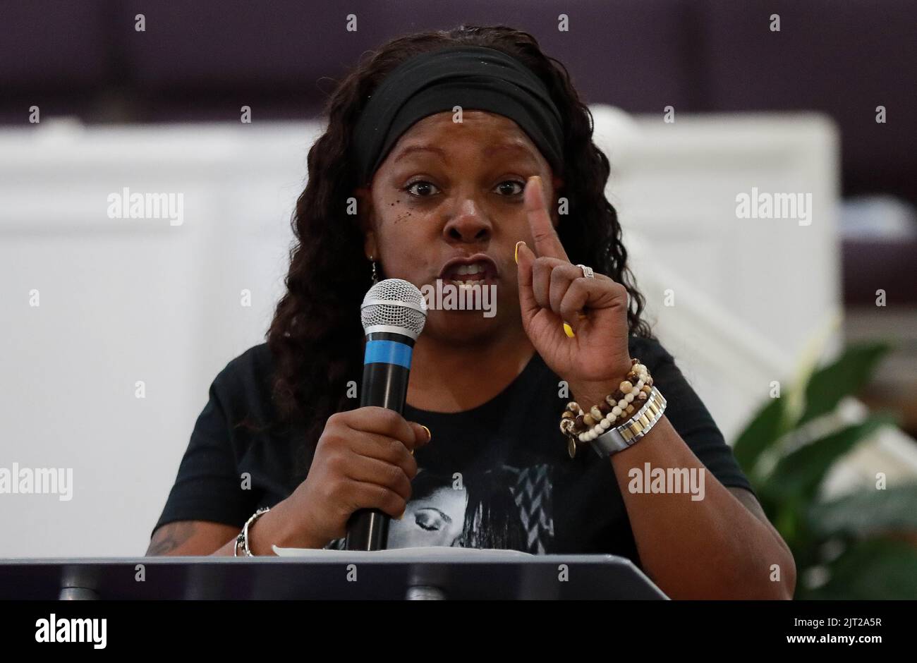 Raleigh, Carolina del Nord, Stati Uniti. 27th ago, 2022. L'attivista ANDREA FENNELL parla durante un rally di giustizia a livello statale alla Grace A.M.E. Chiesa di Sion a Raleigh, NC. Il rally fa parte di una mobilitazione di sostenitori per viaggiare in Kentucky, chiedendo l'arresto di Carolyn Bryant Donham in relazione alla morte di Emmettt Till. Donham, precedentemente nota come la signora Roy Bryant accusò Emmettt di 14 anni fino a di fischiare a lei, portando al suo rapimento e omicidio nel 1955. (Credit Image: © Bob Karp/ZUMA Press Wire) Foto Stock