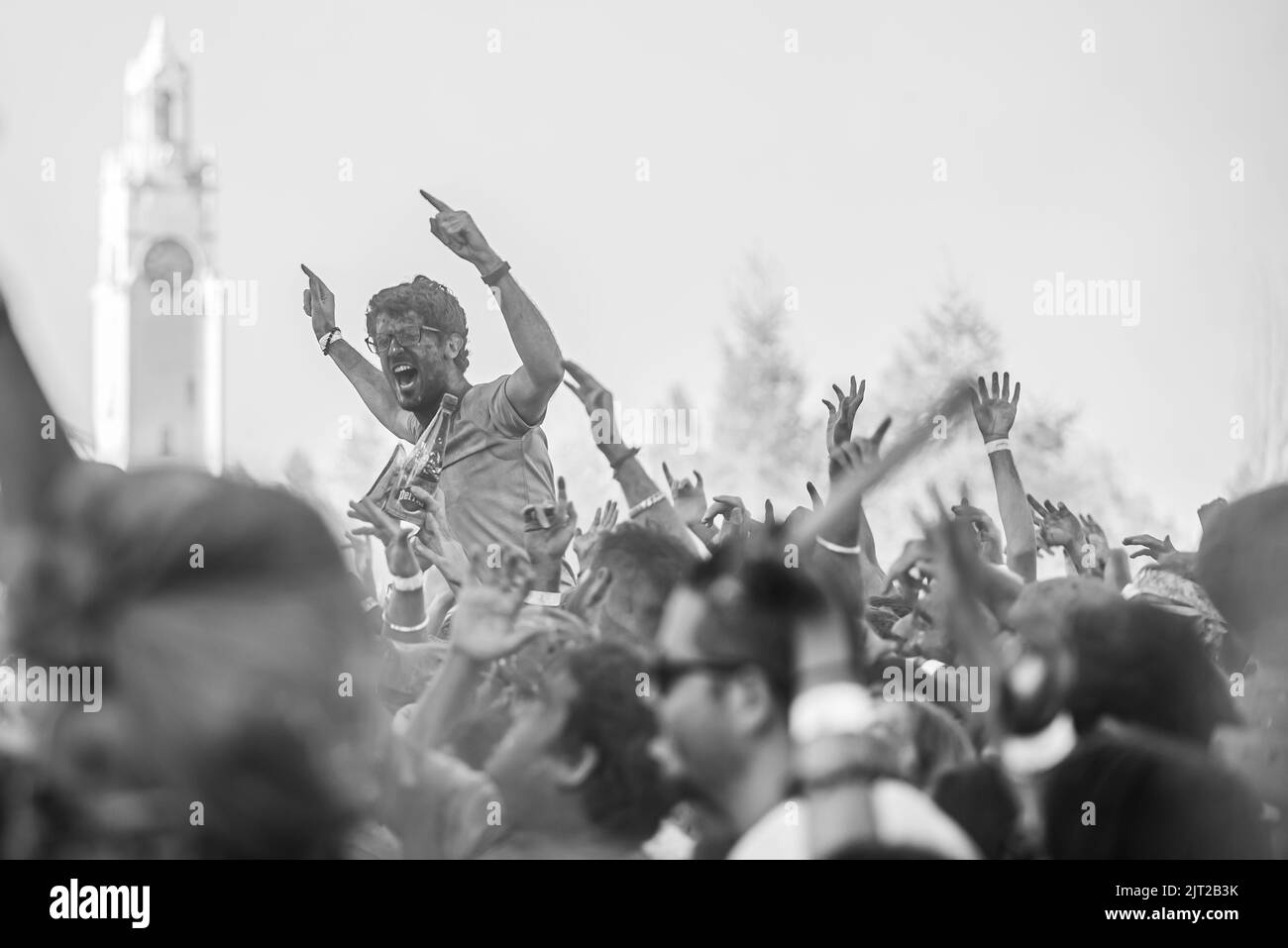 Montreal, Canada - Auguest 1' 20éé: Happy People festeggia il FESTIVAL HOLI ballando e lanciando polveri di colore a Horloge Park a Montreal Foto Stock