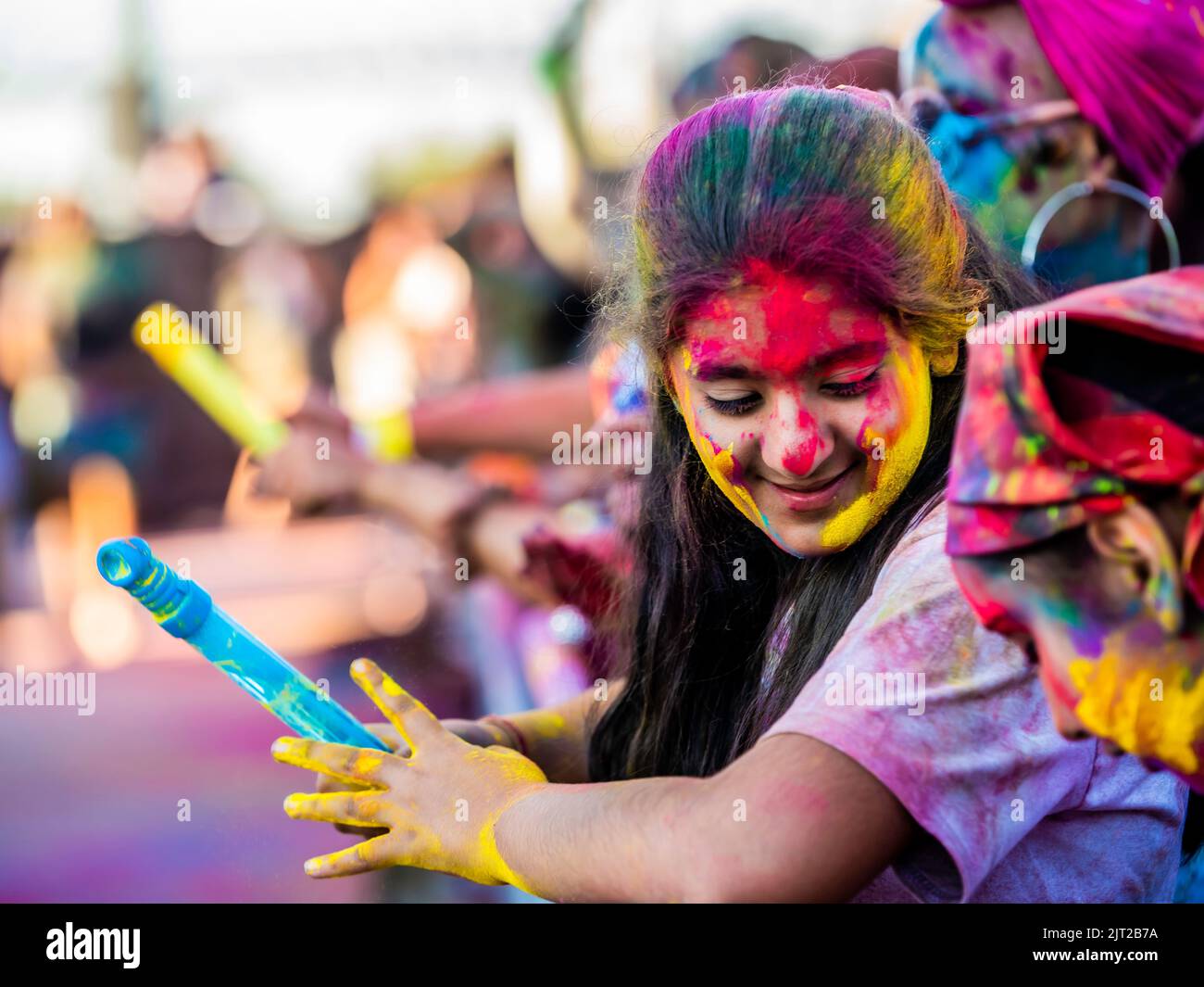 Montreal, Canada - Auguest 1' 20éé: Happy People festeggia il FESTIVAL HOLI ballando e lanciando polveri di colore a Horloge Park a Montreal Foto Stock