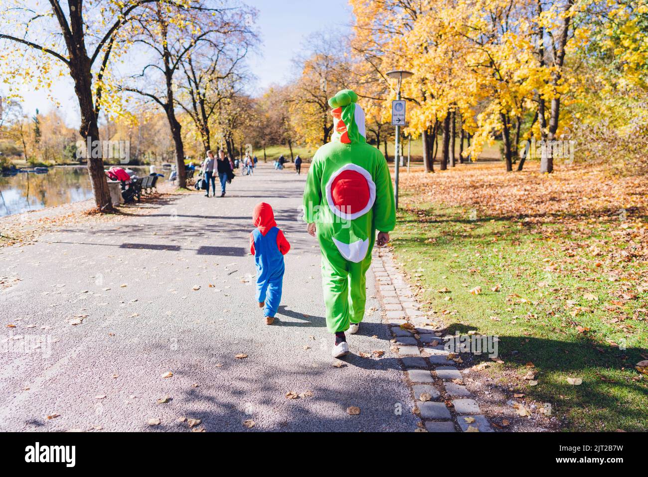 Passeggiata in costume in un parco pubblico. Era in autunno. Le foglie erano gialle e arancioni. Questo era il Westpark nel centro di Monaco in Germania. Foto Stock