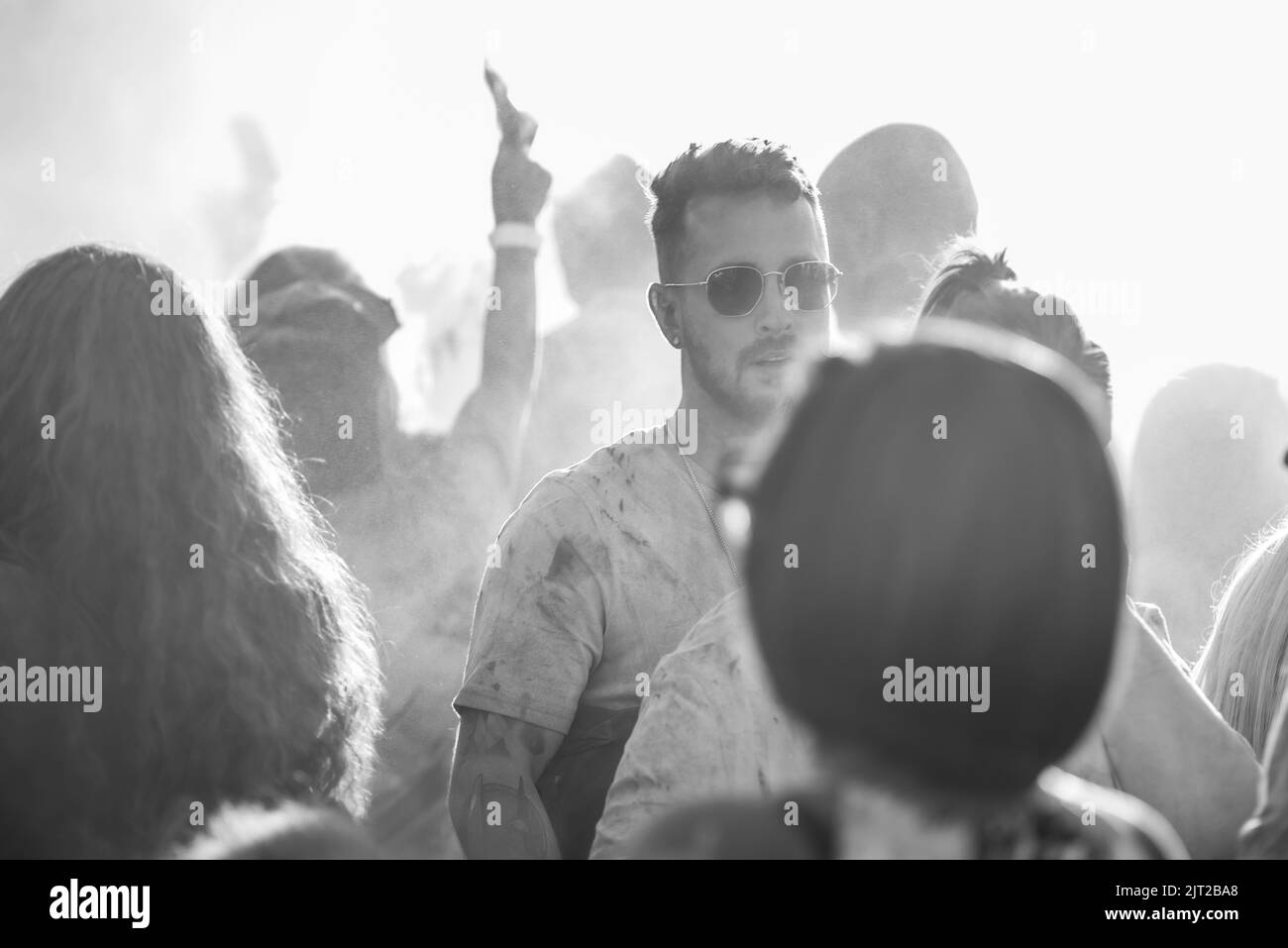 Montreal, Canada - Auguest 1' 20éé: Happy People festeggia il FESTIVAL HOLI ballando e lanciando polveri di colore a Horloge Park a Montreal Foto Stock