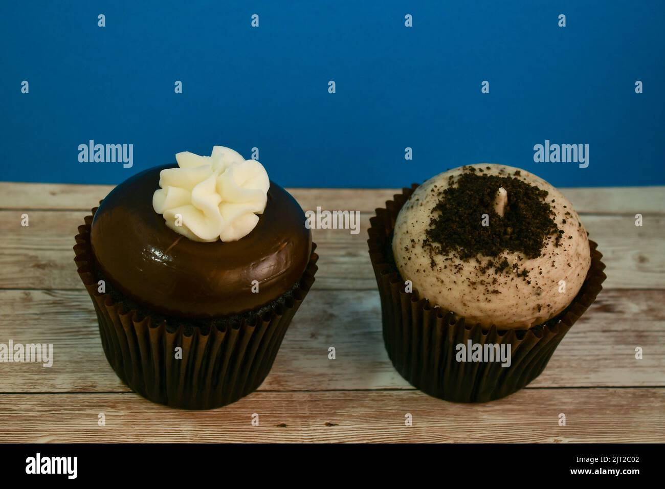 Due tipi di cupcake al cioccolato insieme sfondo interno Foto Stock