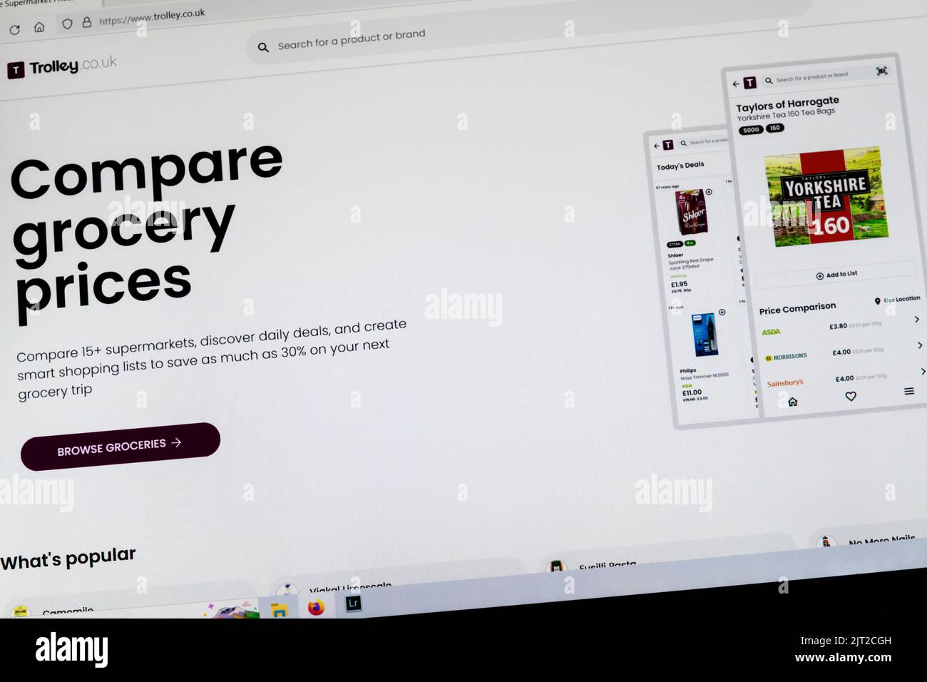 Il sito web del trolley consente di confrontare i prezzi dei generi alimentari tra un certo numero di supermercati. Foto Stock