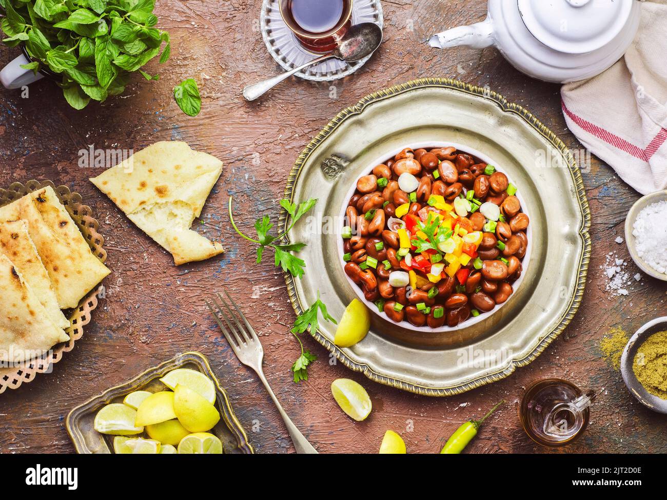 Cucina araba; piatto tradizionale egiziano 'Ful medames'. Colazione deliziosa mediorientale con fave cotte. Foto Stock