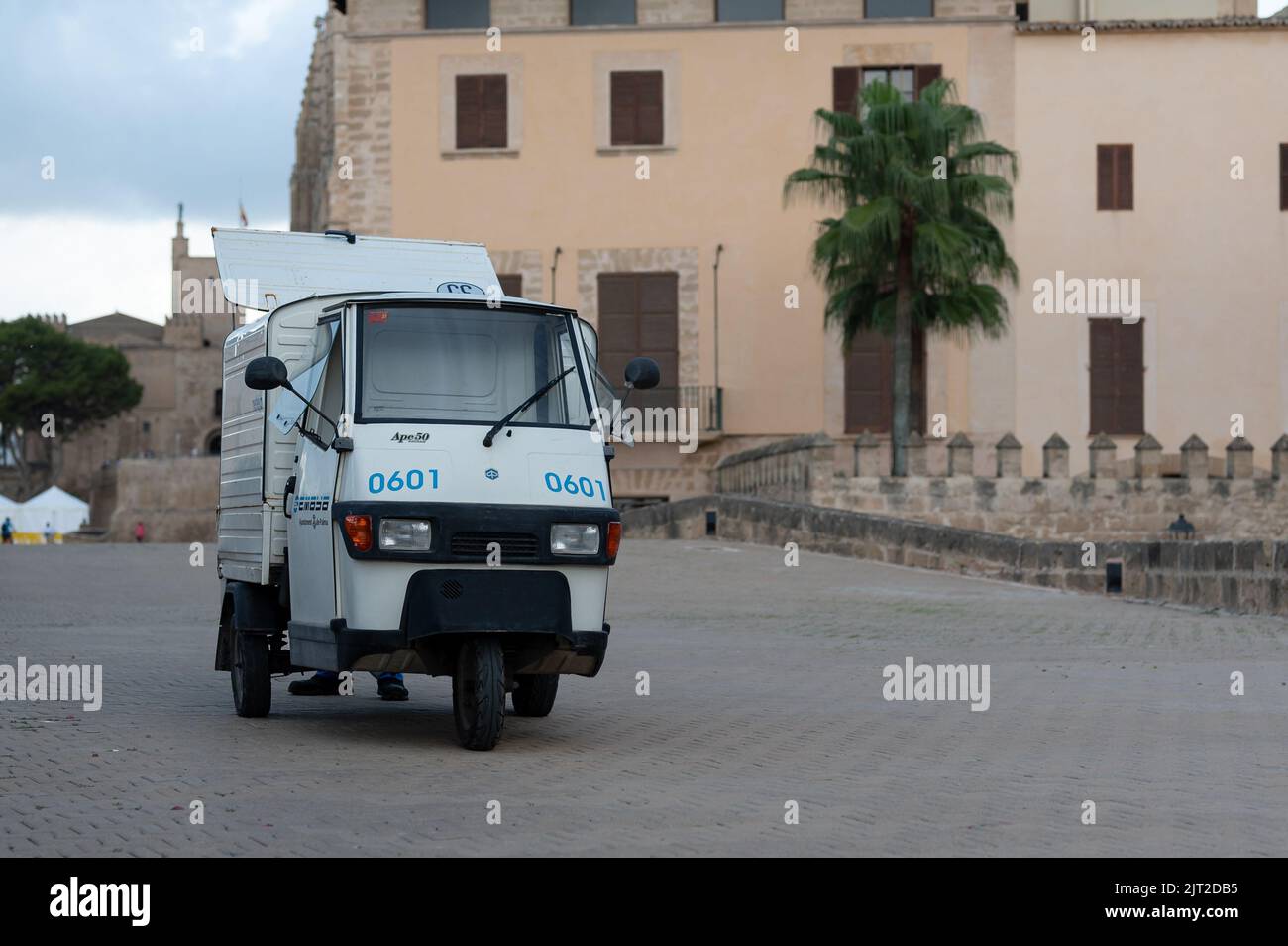 Un piccolo Piaggio Ape 50 mini-auto per la pulizia e la manutenzione della città parcheggiata su una strada a Palma, Spagna Foto Stock