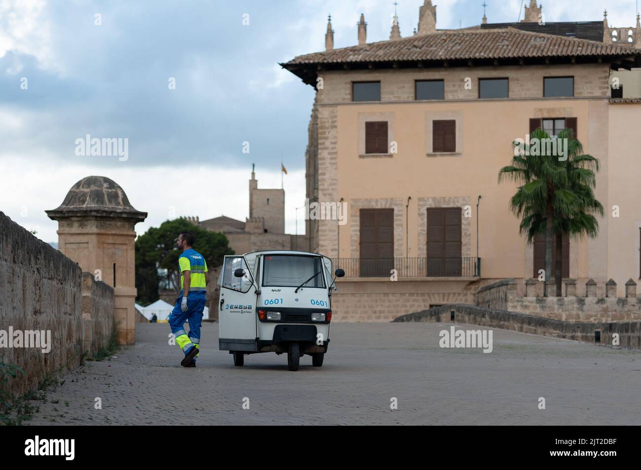 Un piccolo Piaggio Ape 50 auto e un lavoratore maschile per la pulizia e la manutenzione della città, Palma, Spagna Foto Stock
