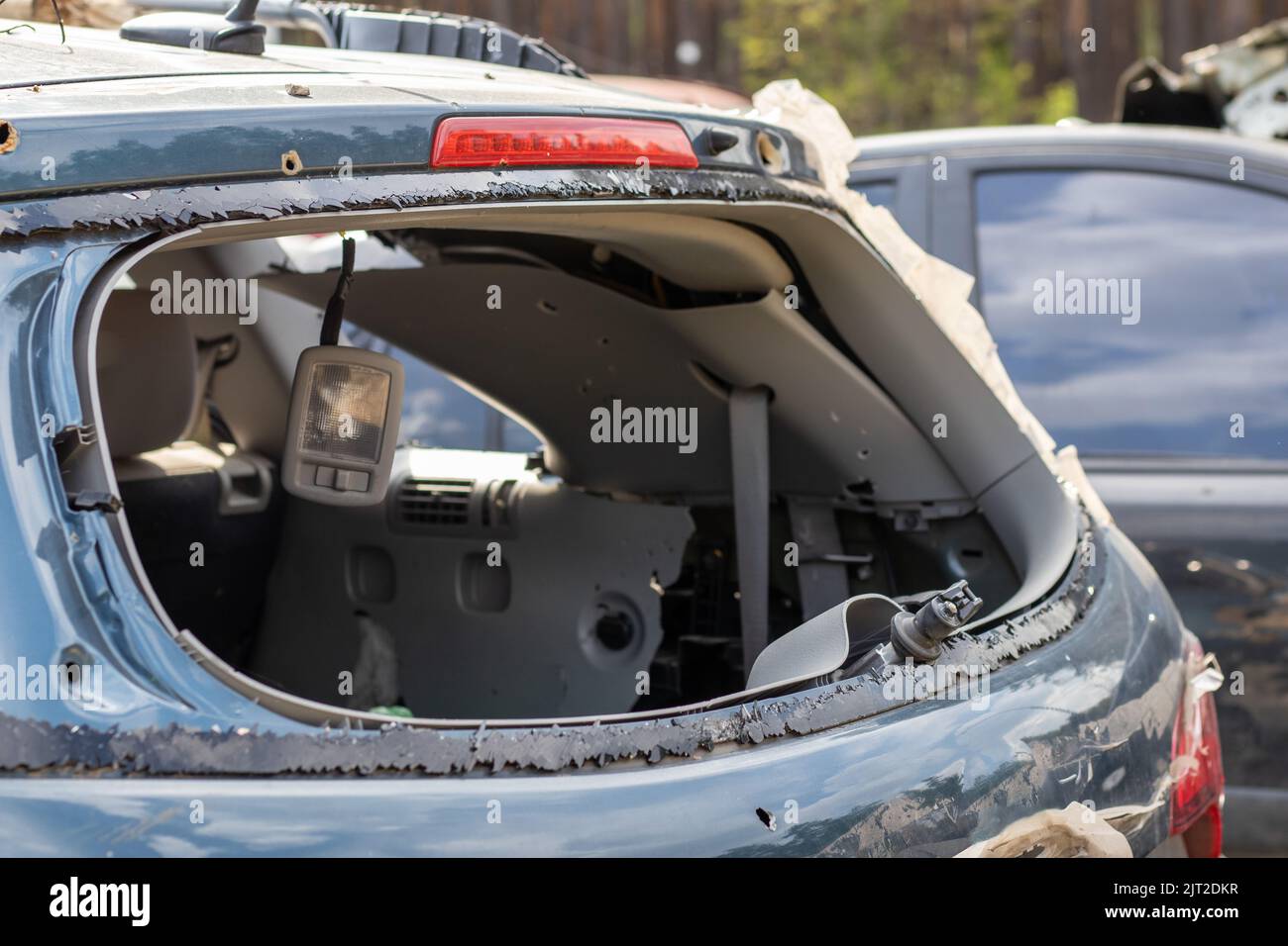 Una vettura dopo un incidente con un lunotto rotto. Finestrino rotto in un veicolo. Il relitto dell'interno di un'auto moderna dopo un incidente, un Foto Stock