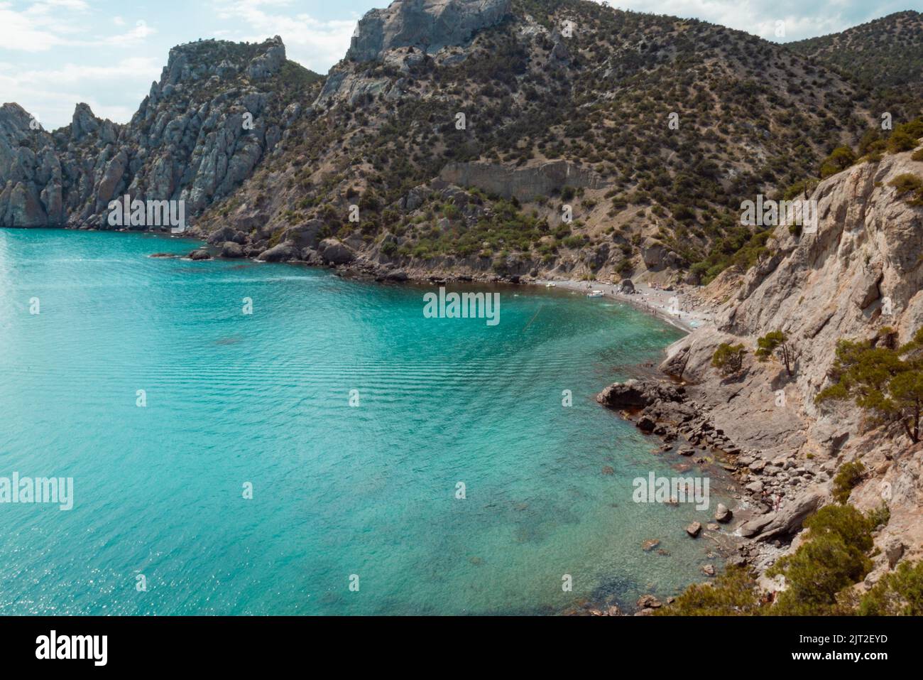 Costa rocciosa con mare bello e onde azzurre. Foto Stock