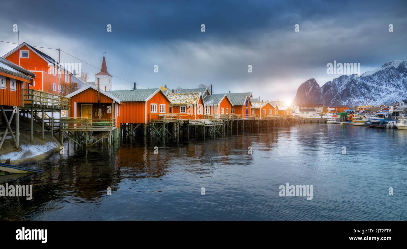 Bellissimo rorbu arancione al tramonto. Villaggio di pescatori Foto Stock