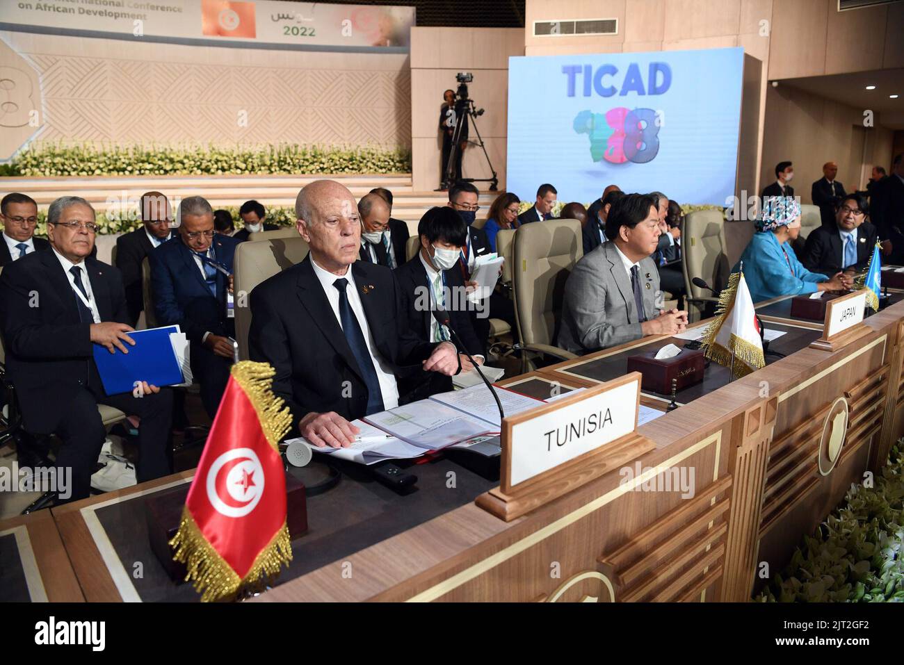Tunisi, Tunisia. 27th ago, 2022. La Tunisia ospita ora il lavoro di Ticad 8, un evento economico giapponese-africano di portata globale. Da giovedì a Tunisi sono già giunti diversi capi di Stato e di governo per partecipare in particolare al Forum economico che discuterà del rilancio dell'economia africana e della sua capacità di ripresa nella fase post-coronavirus. Va inoltre rilevato che i giornalisti tunisini hanno protestato contro le restrizioni imposte Su di essi per la copertura mediatica con il Ministero degli Affari Esteri. (Credit Image: © Chokri Mahjoub/ZUMA Press Wire) Foto Stock