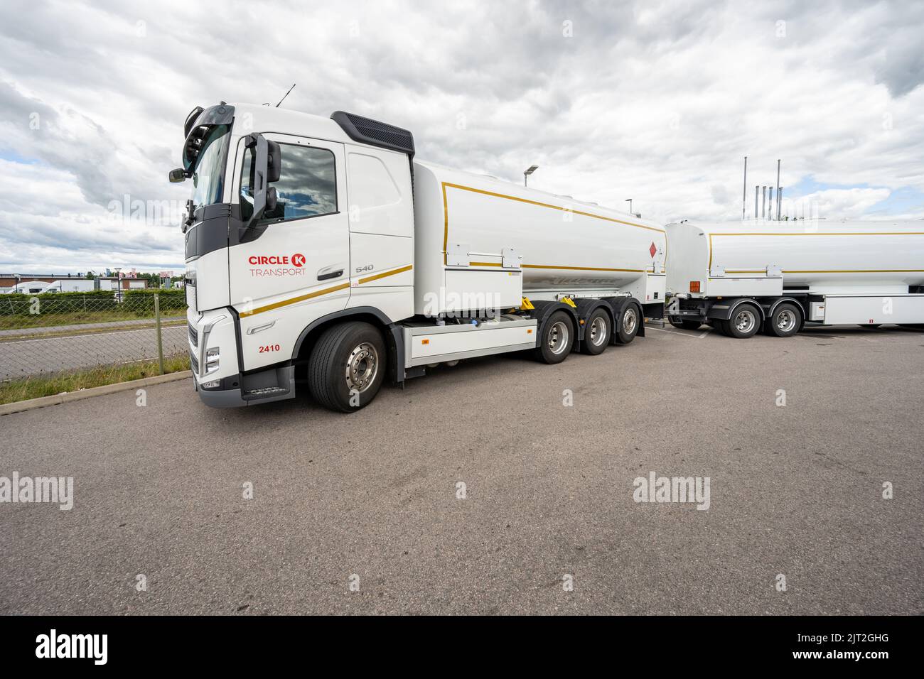 Halmstad, Svezia - Luglio 10 2022: Rimorchio a gas bianco parcheggiato in una stazione di servizio Circle K. Foto Stock