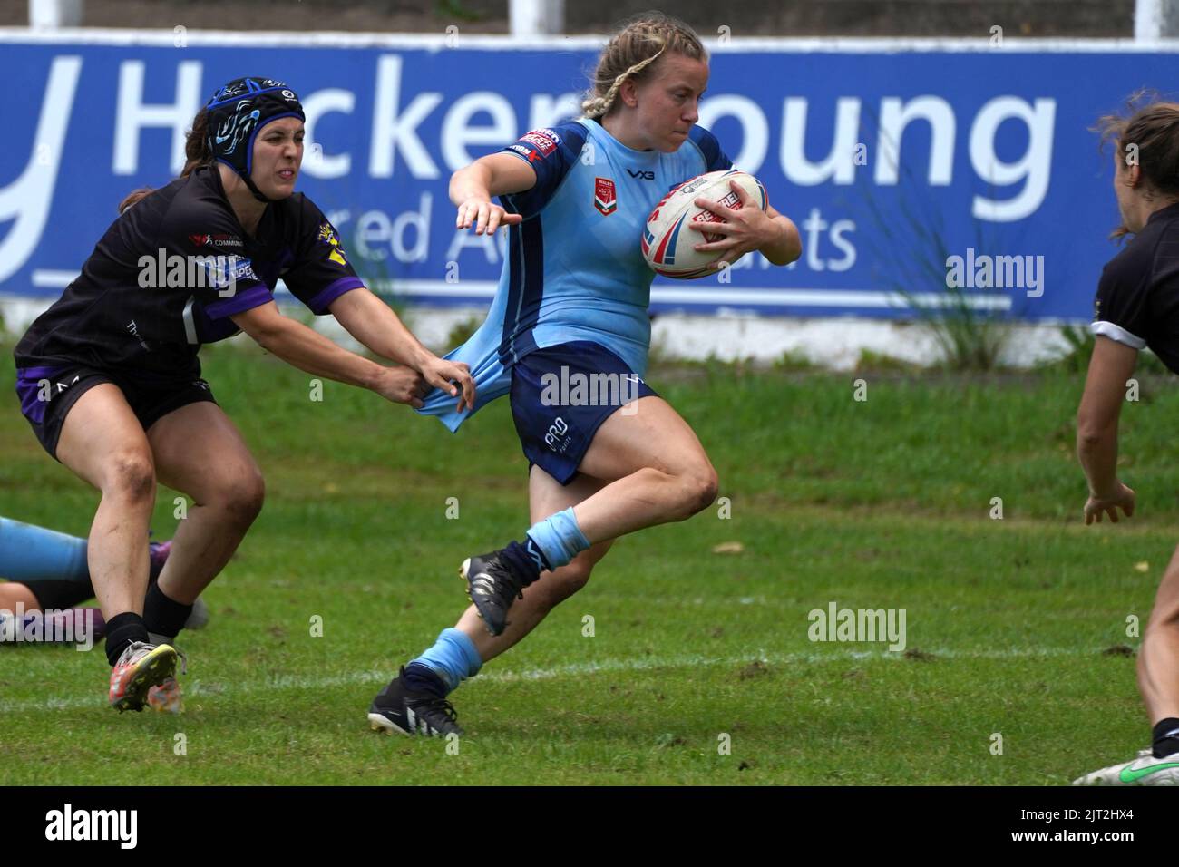 Il giocatore di prova Leanne Burnell di Cardiff Demons scivola l'attrezzatura di Rosie Cairns (Broncos) e Galles. 27 agosto 2022. Pandy Park, Crosskeys Wales. Credit::: PENALTA Photographics/Alamy Live Foto Stock